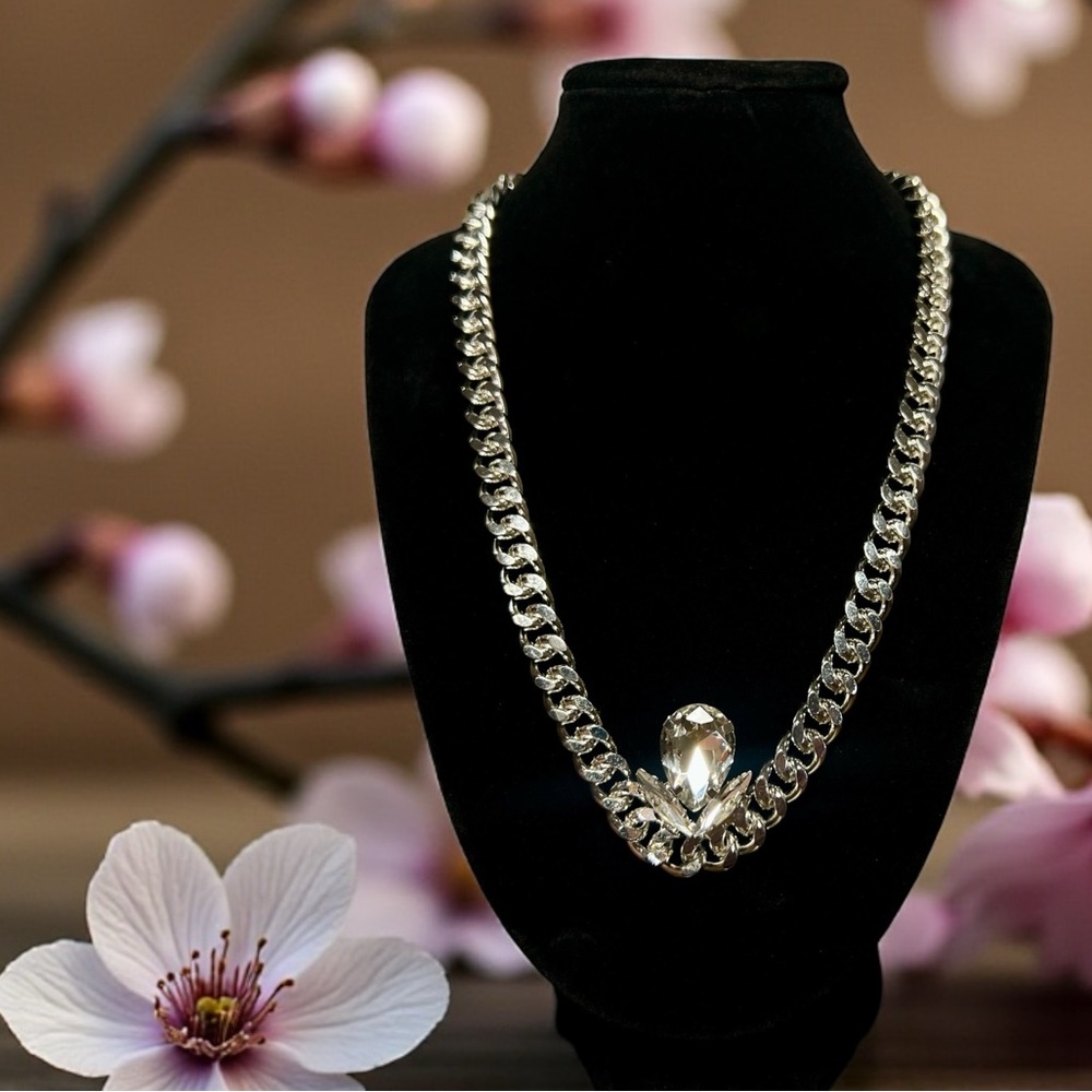 Elegant Silver Chain Necklace with Crystal Teardrop